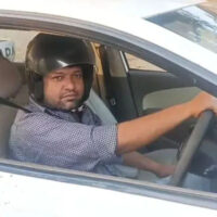 چالان کے بعد شہری نے کار چلاتے ہوئے بھی ہیلمٹ پہن لیا