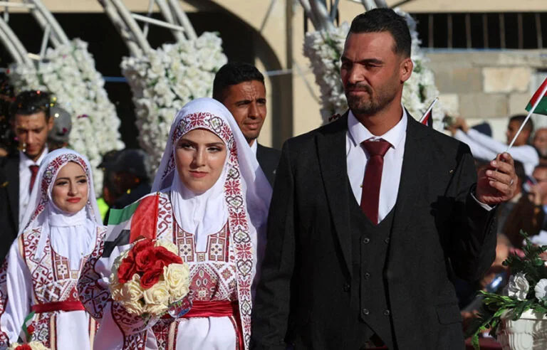 غزہ میں طویل دکھوں کے بعد خوشی کی لہر، 54 جوڑوں کی اجتماعی شادی