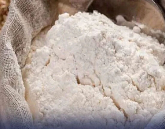 آٹا پھر مہنگا! 20 کلو کا تھیلا 2650 روپے تک پہنچ گیا، مہنگائی نے عوام کو بے بس کر دیا