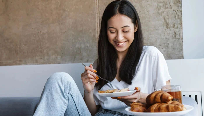 غذا کو آہستہ چبا کر کھانے سے ذہنی تناؤ کم ہو سکتا ہے؟ ماہرین نے بتا دیا