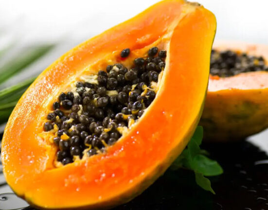 پپیتا کن افراد کے لیے فائدہ مند اور کن کے لیے نقصان دہ