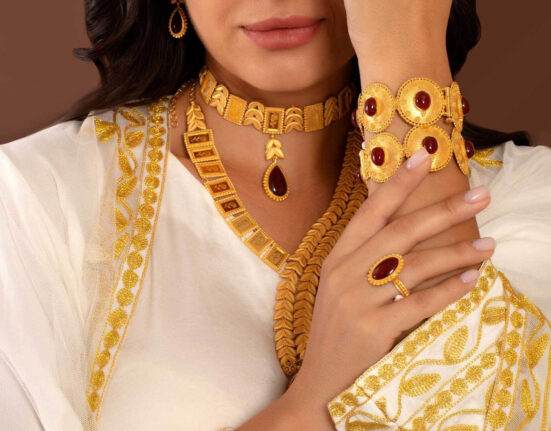 سونا عام آدمی کی پہنچ سے دور ، قیمت میں آج بھی بڑا اضافہ، فی تولہ کتنے کا ہوگیا ؟ جانئے