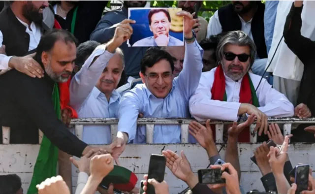 ایوان میں بدتمیزی یا بانی پی ٹی آئی کی تصاویر لانے پر رکنیت معطل کرنے کا اعلان