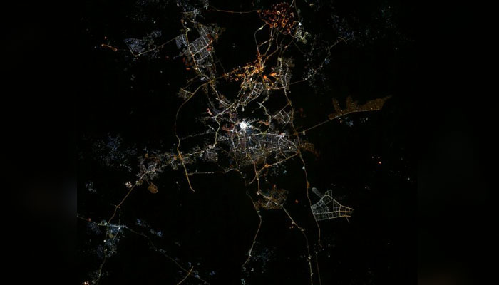 ناسا سائنسدان کی خلا سے لی گئی تصویر وائرل، خانہ کعبہ ہیرے کی مانند چمکتا نظر آیا