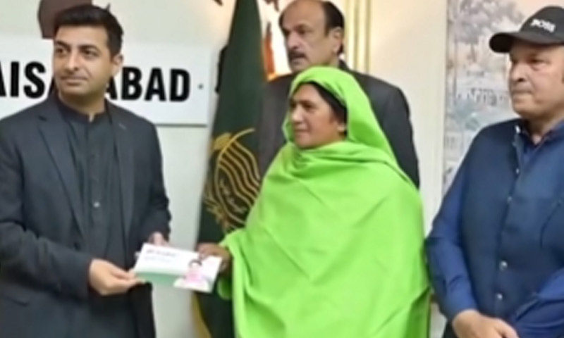 خاتون خاکروب نے کوڑے سے ملنے والے 9 لاکھ روپے واپس کر کے ایمانداری کی نئی مثال قائم کردی