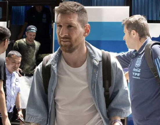 بھارت میں شائقین نے سٹار فٹبالر کو بھی نہ بخشا، مشتعل ہجوم نے میسی پر بوتلیں برسا دیں