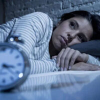 رات دیر تک جاگنا؟ یہ غذائیں آپ کی نیند بہتر بنا سکتی ہیں