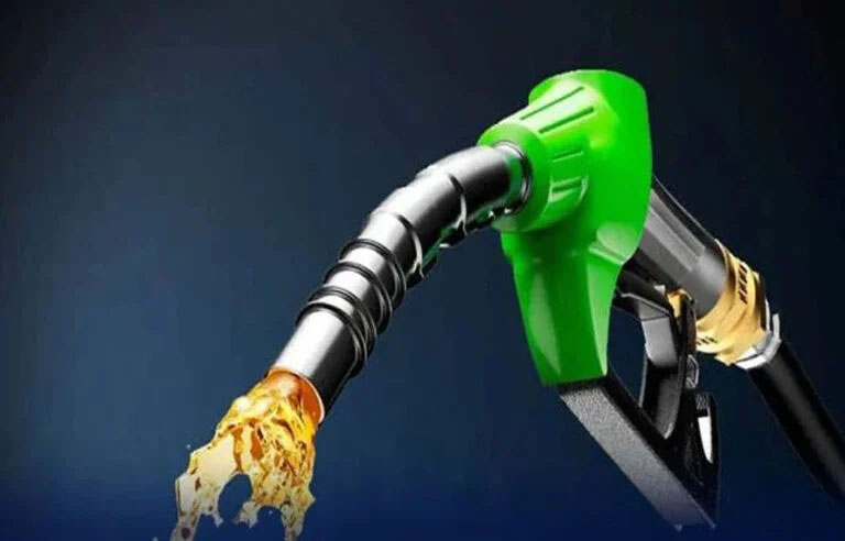 نئے سال پر بڑی خوشخبری؟ پٹرولیم مصنوعات کی قیمتوں میں 10 روپے 60 پیسے فی لیٹر تک کمی متوقع
