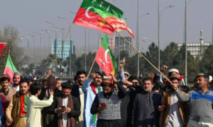 موبائل اور انٹرنیٹ سروس بند، سیکیورٹی سخت: پی ٹی آئی کا لانگ مارچ کہاں تک پہنچا، اگلی منزل کیا ہے؟