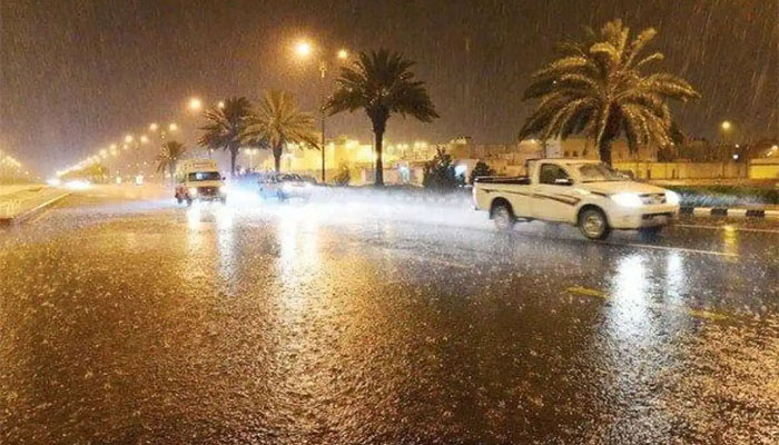 سعودی عرب میں طوفانی بارش، تیز ہواؤں سے چھتیں گر گئیں، اسکول بند