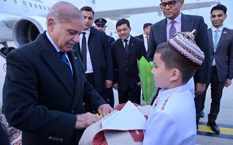 وزیرِاعظم شہباز شریف 2 روزہ دورے پر ترکمانستان پہنچ گئے، پرُتپاک استقبال