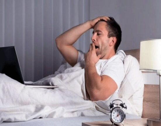 نیند کی کمی کے شکار افراد یہ غذائیں استعمال کریں