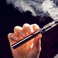 کیا ویپنگ واقعی سگریٹ نوشی سے بہتر ہے؟ ماہرین نے خطرے کی گھنٹی بجا دی