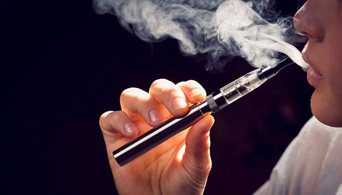 کیا ویپنگ واقعی سگریٹ نوشی سے بہتر ہے؟ ماہرین نے خطرے کی گھنٹی بجا دی