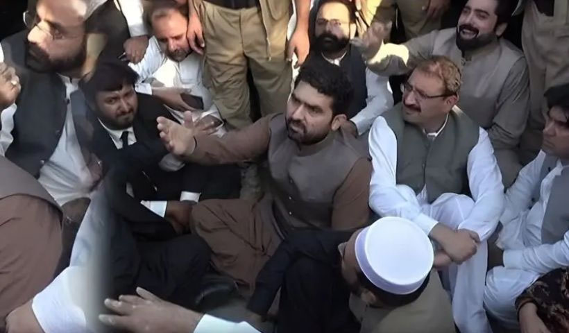 فیض حمید کو سزا ادارے کا اندرونی معاملہ ہے ، جب سیاسی بات ہو گی تو اس پر بھرپور جواب دیں گے ، سہیل آفریدی