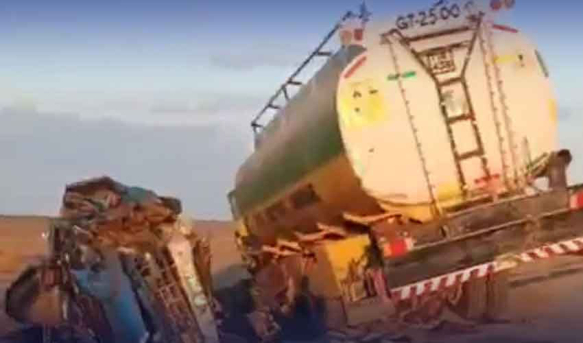 چاغی: آئل ٹینکر اور مسافر گاڑی میں خوفناک تصادم،10 افراد جاں بحق