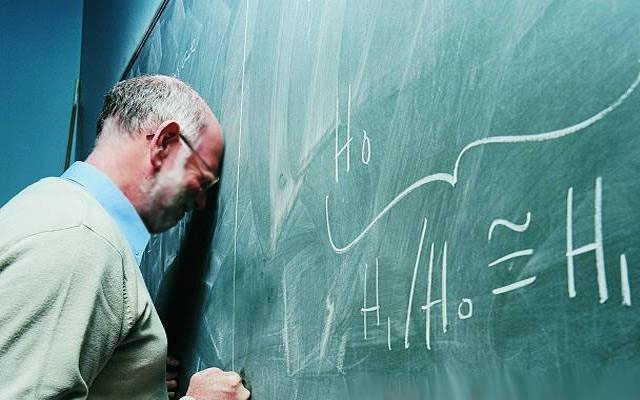 حکومتی اعلانات ہوا میں گونجتے رہے,12 ہزار اساتذہ تنخواہوں سے محروم، گھروں میں چولہے ٹھنڈے پڑ گئے