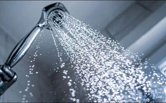 کیا ٹھنڈے پانی سے نہانے سے بلڈ پریشر بڑھ جاتا ہے؟