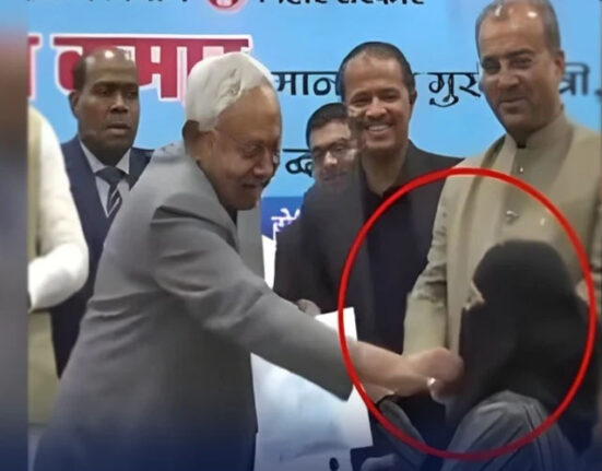 مسلم خاتون کا نقاب زبردستی اتارنے پر بہار کے وزیراعلیٰ نتیش کمار کے خلاف مقدمہ درج