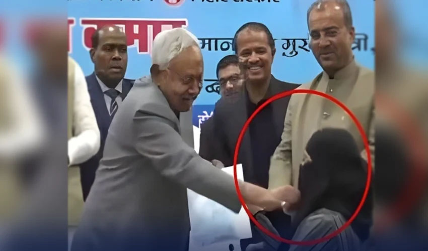 مسلم خاتون کا نقاب زبردستی اتارنے پر بہار کے وزیراعلیٰ نتیش کمار کے خلاف مقدمہ درج