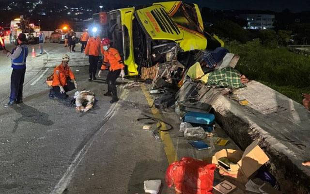 تیز رفتاری کے باعث بس ٹول پلازہ سے ٹکرا گئی، 16 افراد جاں بحق، متعدد زخمی، جائے حادثہ پر قیامت کا منظر، امدادی ٹیمیں روانہ