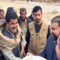 وزیراعلیٰ بلوچستان پشین کے دورہ پر عوام میں گھل مل گئے،بچوں کیساتھ بنٹے کھیلے