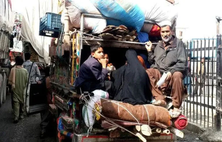 افغان تاجروں کی وطن واپسی سے پشاور سنسان، کاروبار اور اسکول بند، شہر کی معیشت شدید دھچکے کا شکار