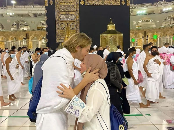 معروف فرانسیسی اداکار کا اسلام قبول کرنے کے بعد والدہ کے ہمراہ عمرہ