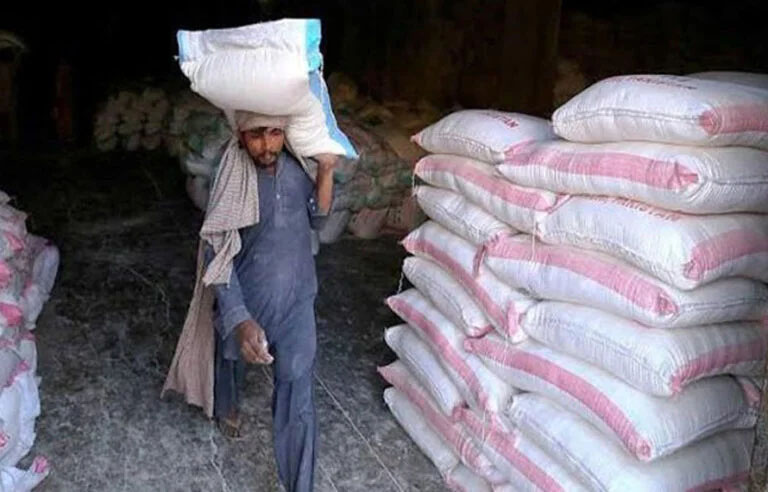 آٹے کی قیمتیں آسمان چھو رہی ہیں، 20 کلو کا تھیلا اب کتنے کا ملے گا؟ جانئے