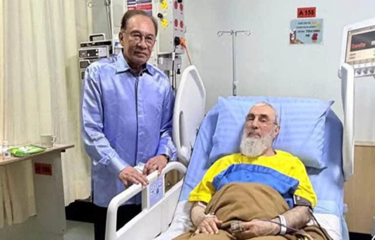 دوستی اور شفایابی کا پیغام! ملائیشیا کے وزیراعظم نے ہسپتال پہنچ کر سابق افغان وزیراعظم کی عیادت کی