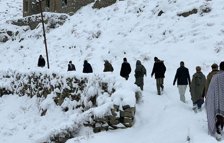 افغانستان میں بارشوں، برفباری سے نظام زندگی مفلوج، 61 افراد لقمہ اجل بن گئے