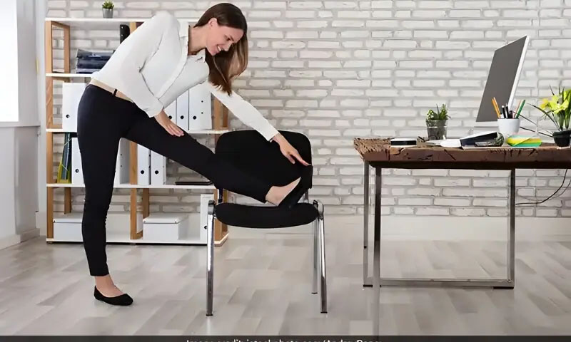 آفس کرسی پر مستقل بیٹھنا آپ کو کن کن بیماریوں میں مبتلا کرسکتا ہے؟ جانئے