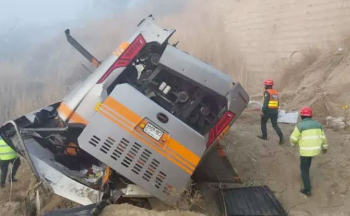 چکوال: بس کھائی میں گرنے سے 5 مسافر جاں بحق، 7 خواتین سمیت 27 زخمی