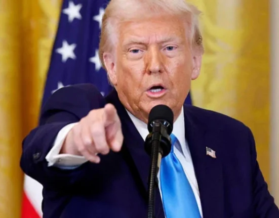 ٹرمپ نے ایران سے تجارت کرنے والے ممالک پر 25 فی صد ٹیرف نافذ کر دیا