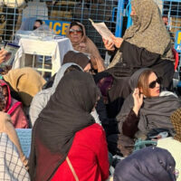 عمران خان سے پھر کسی کو ملاقات کی اجازت نہ ملی، علیمہ خان کا کارکنان کے ساتھ دھرنا