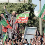 کراچی کی سڑکیں ایک لاکھ دلوں سے لرز گئیں، جاوید چوہدری بھی پی ٹی آئی کے جلسے کا کمال تسلیم کرنے پر مجبور