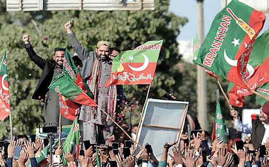 کراچی کی سڑکیں ایک لاکھ دلوں سے لرز گئیں، جاوید چوہدری بھی پی ٹی آئی کے جلسے کا کمال تسلیم کرنے پر مجبور