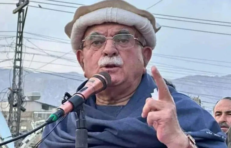 نواز شریف صاحب، آپ جانتے ہوئے بھی غلط کر رہے ہیں،محمود اچکزئی کا سابق وزیراعظم کیلئے کھلا پیغام