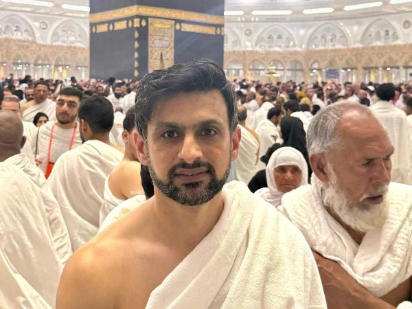 سابق کپتان شعیب ملک نے عمرے کی سعادت حاصل کرلی