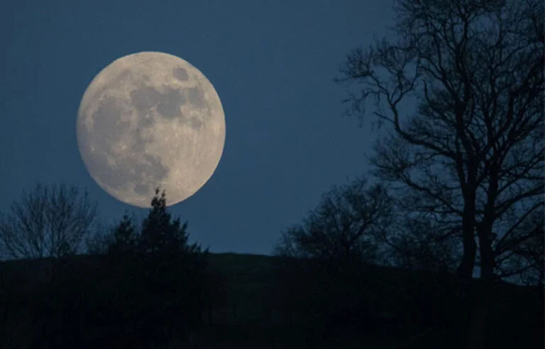 سال نو کا پہلا سپر مون آج رات نظر آئے گا، چاند معمول سے بڑا اور زیادہ روشن دکھائی دے گا