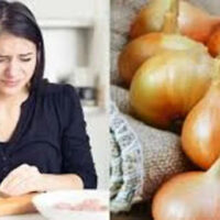 آنسو نکلے بغیر پیاز کاٹنا اب ممکن ہے، لیکن کیسے ؟