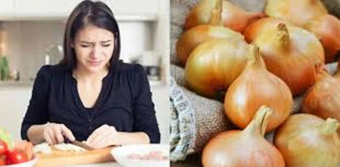 آنسو نکلے بغیر پیاز کاٹنا اب ممکن ہے، لیکن کیسے ؟