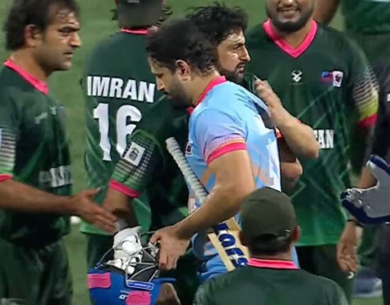 ڈبل وکٹ میں پاکستان کی بھارت کو شکست، بھارتی کھلاڑی کا سافٹ ویئر اپ ڈیٹ، ہاتھ بھی ملایا اور گلے بھی لگے