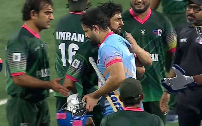 ڈبل وکٹ میں پاکستان کی بھارت کو شکست، بھارتی کھلاڑی کا سافٹ ویئر اپ ڈیٹ، ہاتھ بھی ملایا اور گلے بھی لگے