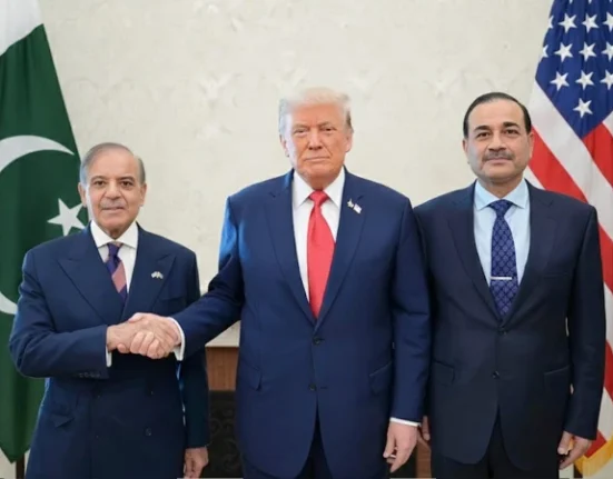 وزیراعظم شہباز شریف اور فیلڈ مارشل عظیم انسان ، ایران سے معاہدے میں پاکستان نے مدد کی؛ ٹرمپ