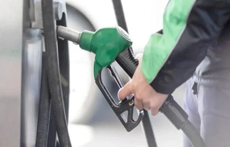 پیٹرول کتنے روپے سستا ہونے والا ہے؟ پاکستانی عوام کیلئے خوشخبری آگئی
