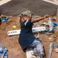 ماں کی قبر پر سوتے بچے کی تصویر نے دل دہلا دیے