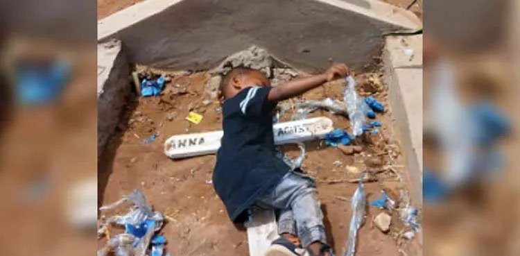 ماں کی قبر پر سوتے بچے کی تصویر نے دل دہلا دیے