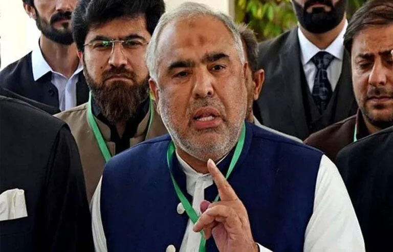 پی ٹی آئی میں دراڑ! اسد قیصر نے طلال چودھری کو غیر ذمہ دار قرار دیدیا