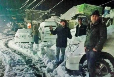 بالائی علاقوں میں برفباری تھم گئی، سڑکوں پر کئی فٹ برف موجود، ریسکیو آپریشن جاری